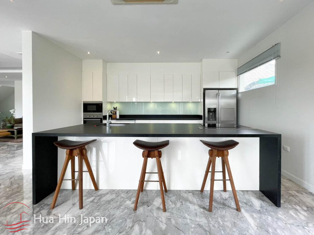 4+ Bedroom Executive Mansion On Black Mountain Golf Course for Sale in Hua Hin (2 x Full Membership Included) - Hua Hin - photo 7