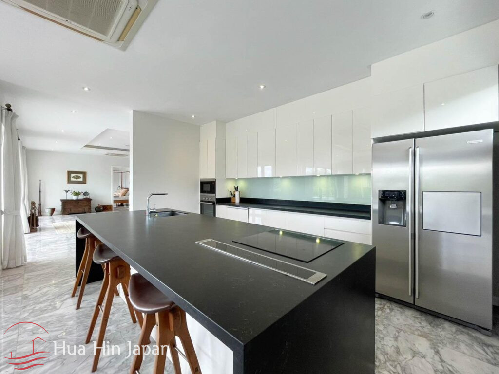 4+ Bedroom Executive Mansion On Black Mountain Golf Course for Sale in Hua Hin (2 x Full Membership Included) - Hua Hin - photo 6