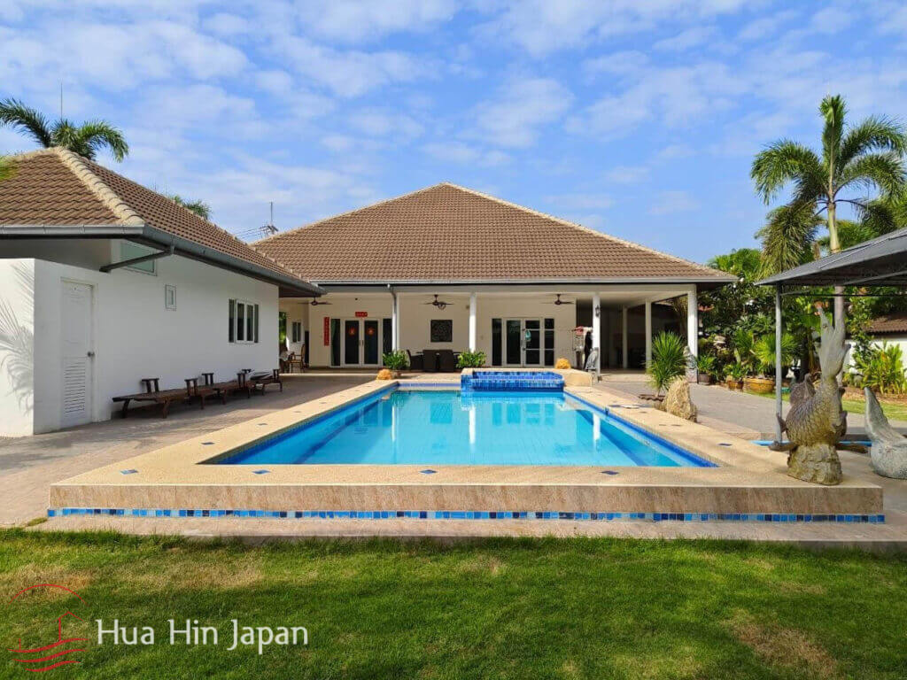 spacious 4 bedroom-pool villa on the large land-near palm hills golf