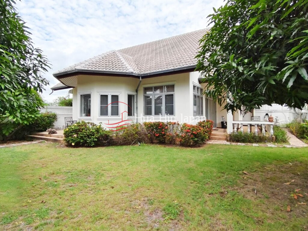 Town Centre Property! 3 Bedroom House within Walking Distance to Bluport Shopping Mall and The Beach for Sale, in Hua Hin - Hua Hin, Thailand