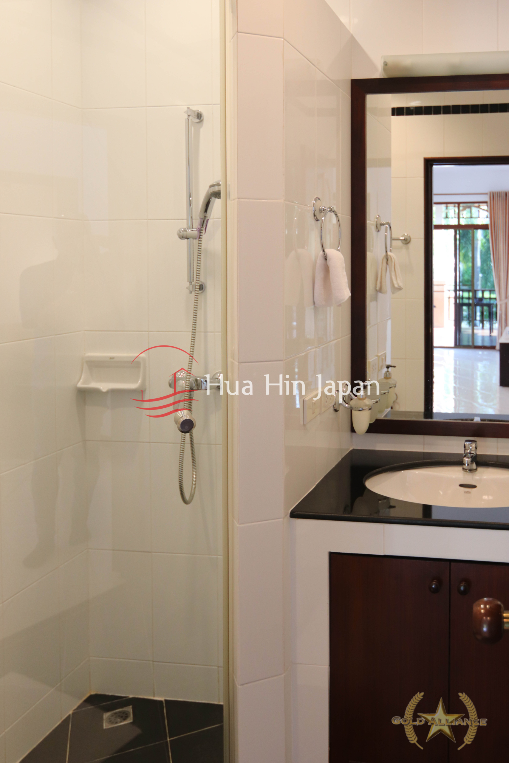 Traditional-style villa bathroom
