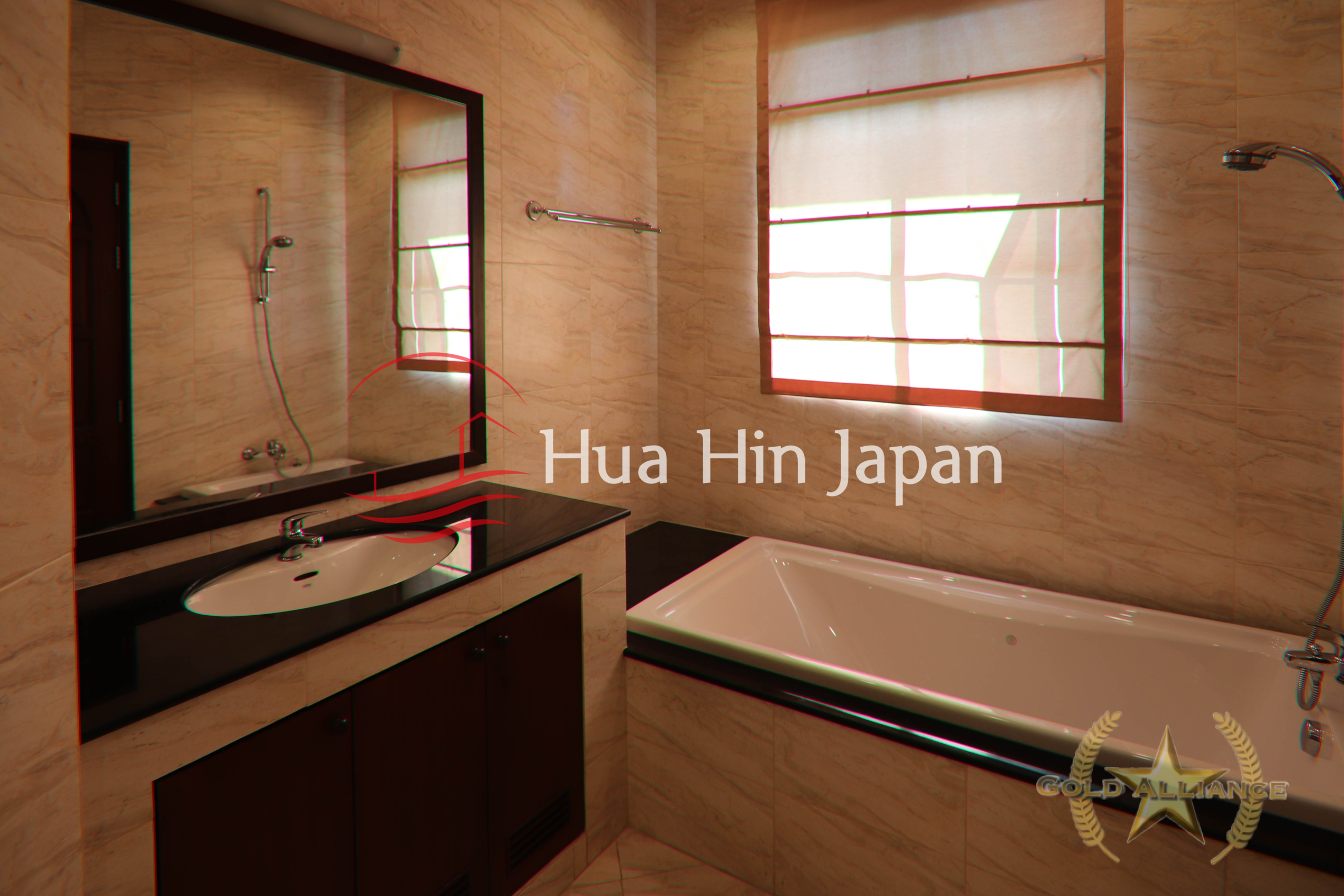Traditional-style villa bathroom