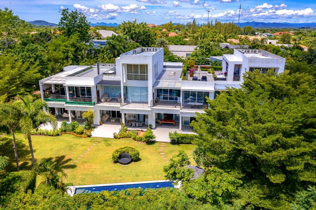 Fully Renovated, Beautiful 2 Bedroom Unit for Rent at Baan Ing Phu near Black Mountain, Hua Hin