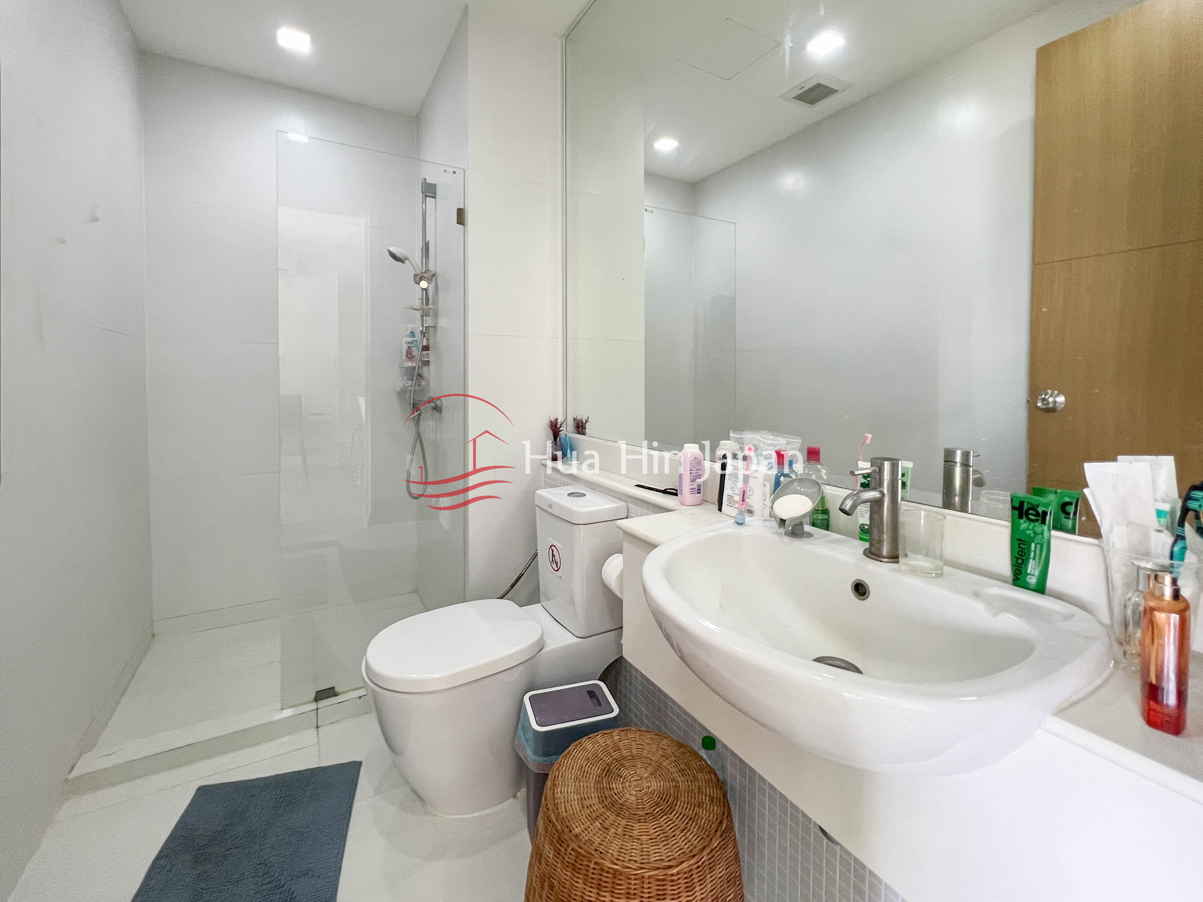 1 Bedroom Unit on the 6th Floor with Nice Mountain View washroom
