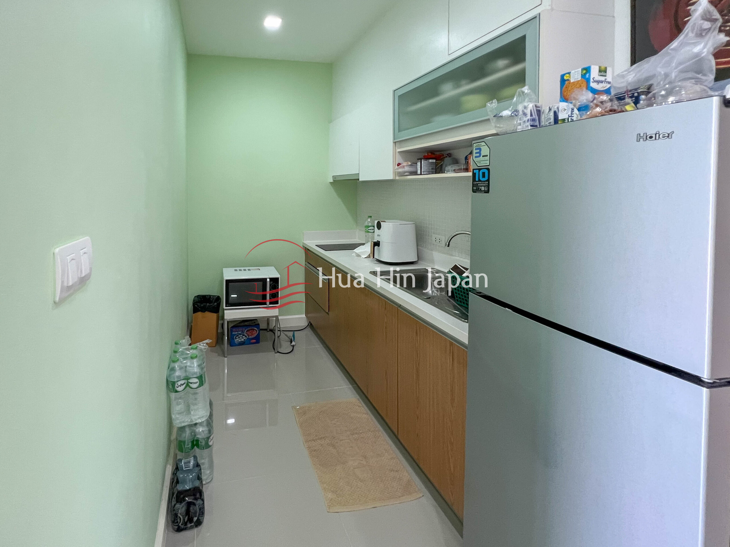 1 Bedroom Unit on the 6th Floor with Nice Mountain View kitchenroom