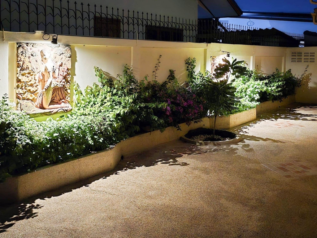 Luxurious 3-Bed Villa with Private Pool &amp; Sauna in Central Hua Hin - Soi 94 - photo 2