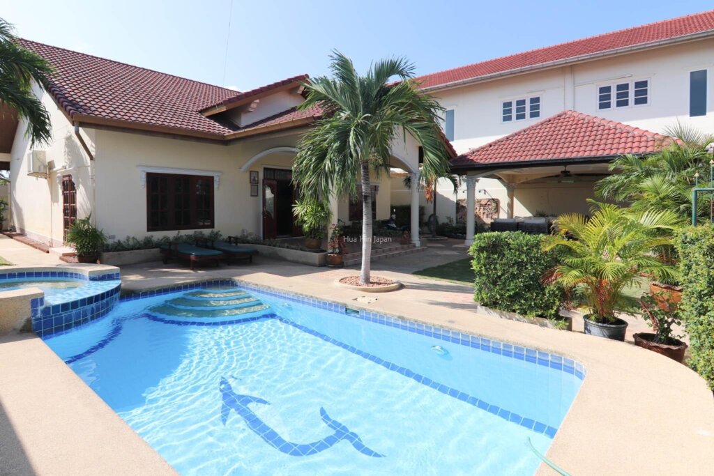 3-Bedroom Modern Pool Villa with Jacuzzi in Hua Hin City Center