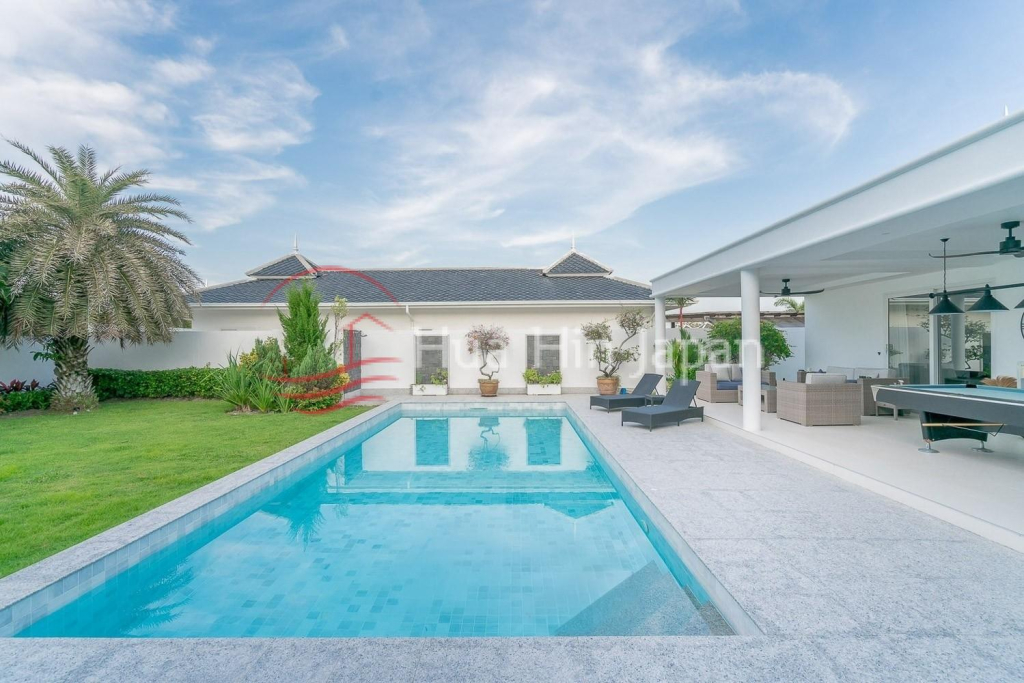 Luxury modern pool villa in Hua Hin Soi 102, great location only 2 kilometers from Hua Hin Beach / Bluport Mall