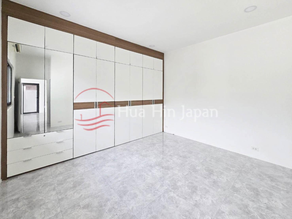Distress Sale! Newly Completed Beautiful Pool Villa in Soi 70 Hua Hin near Immigration for Sale - Hin Lek Fai - photo 3