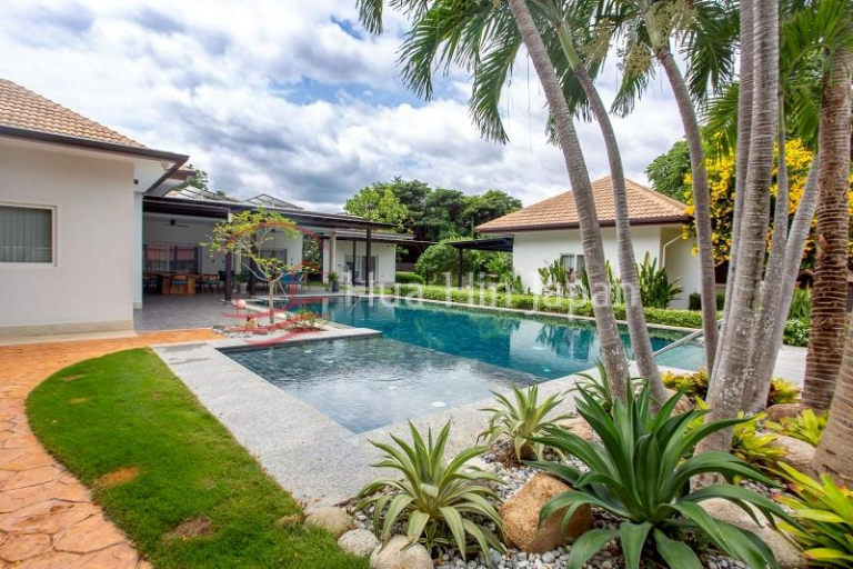 Luxury&nbsp;Hua Hin Estate on 2 Plots with Tropical Garden, Entertainment Sala &amp; Fully Renovated Villa - Hua Hin - photo 12