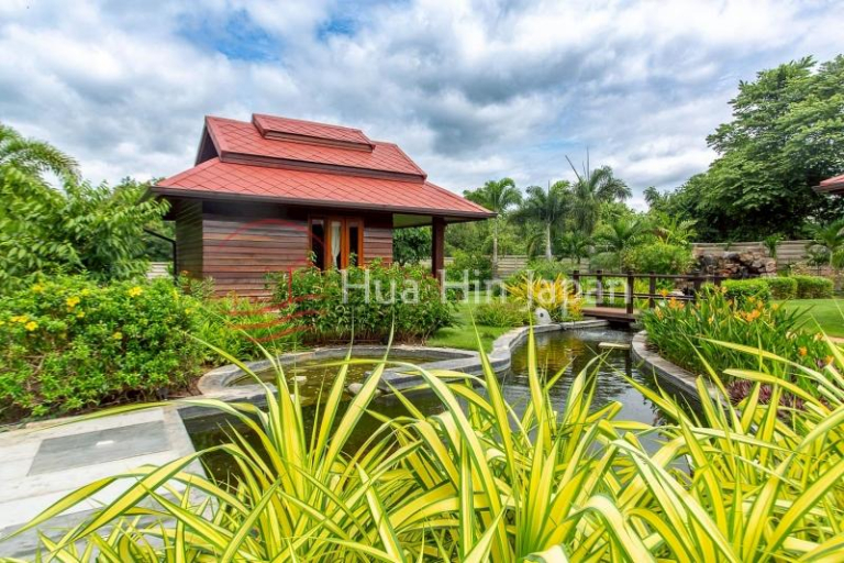 Luxury&nbsp;Hua Hin Estate on 2 Plots with Tropical Garden, Entertainment Sala &amp; Fully Renovated Villa - Hua Hin - photo 10