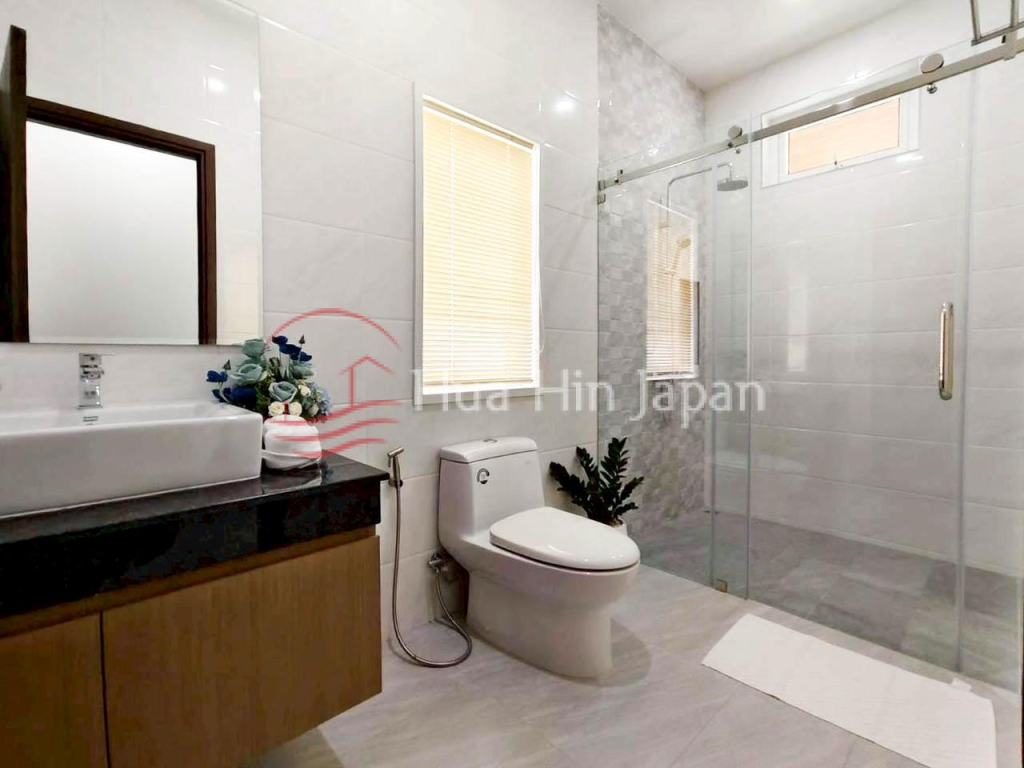 Central Location!  Newly Completed Fully Furnished Villa on Soi 102, just 1 km from BluPort Mall, Hua Hin for Sale - Soi 102 - photo 6