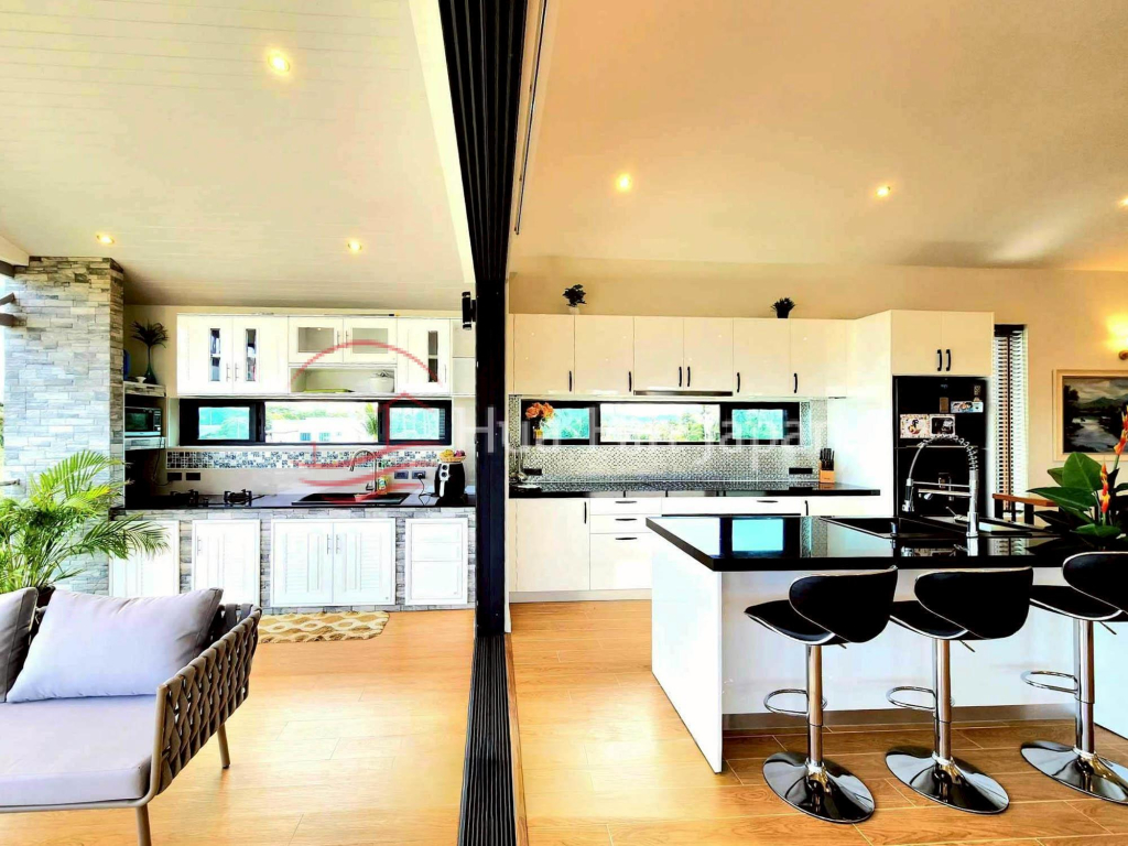 Spacious 4-Bedroom Villa for Sale in Soi 112, Hua Hin South - Hua Hin - photo 9