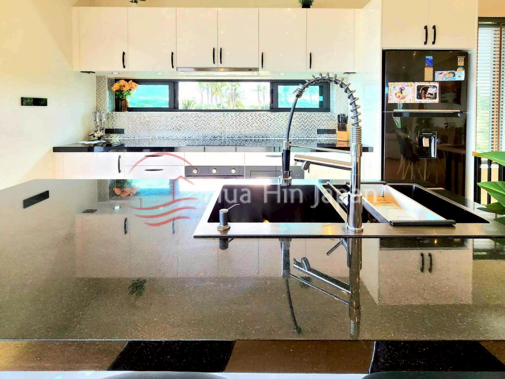 Spacious 4-Bedroom Villa for Sale in Soi 112, Hua Hin South - Hua Hin - photo 8