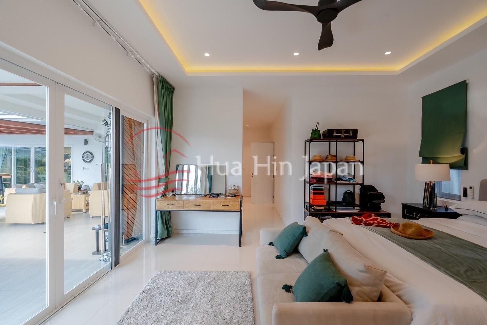 5 Bed 4 Bath Luxury Pool Villa drwing room