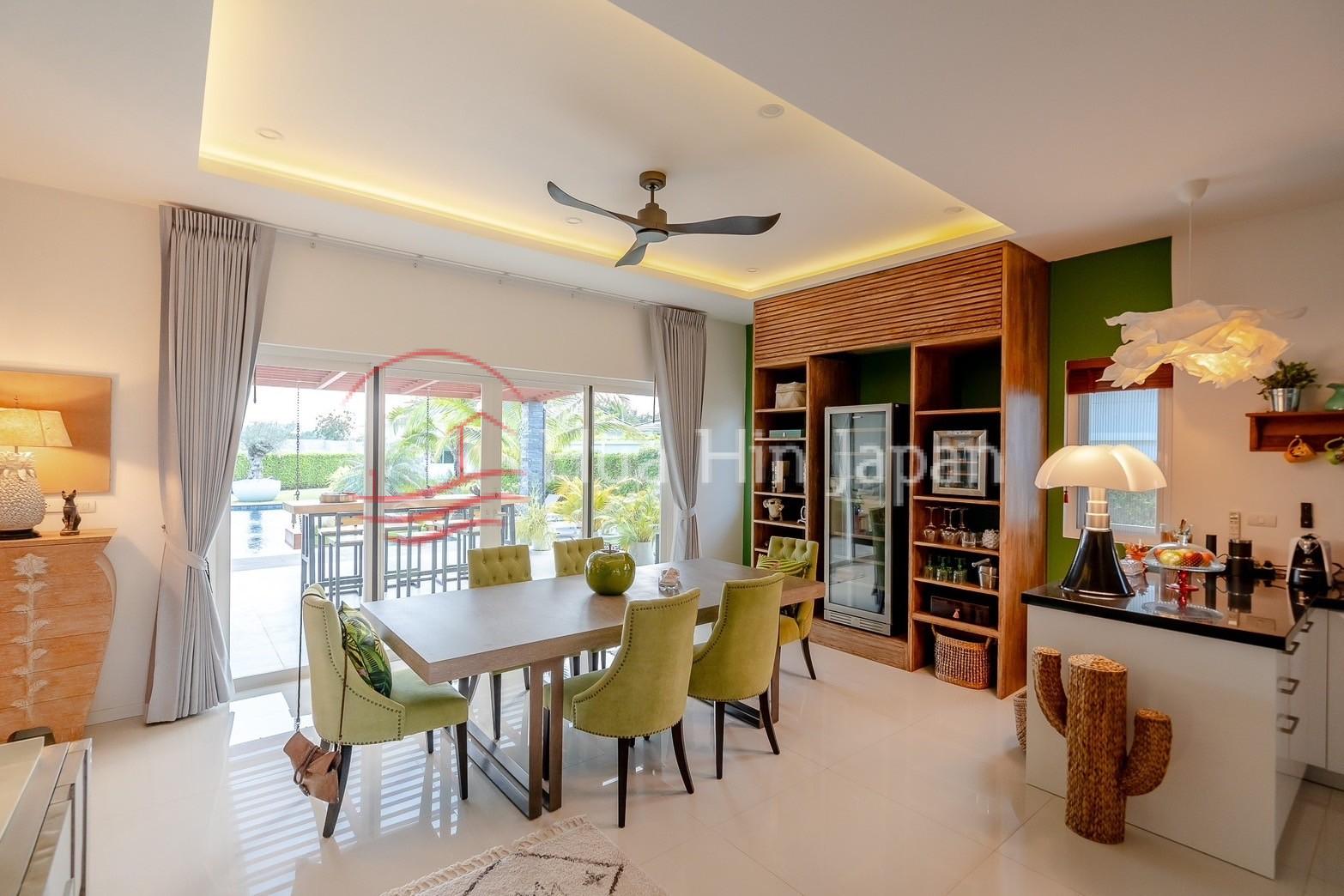 5 Bed 4 Bath Luxury Pool Villa drwing room