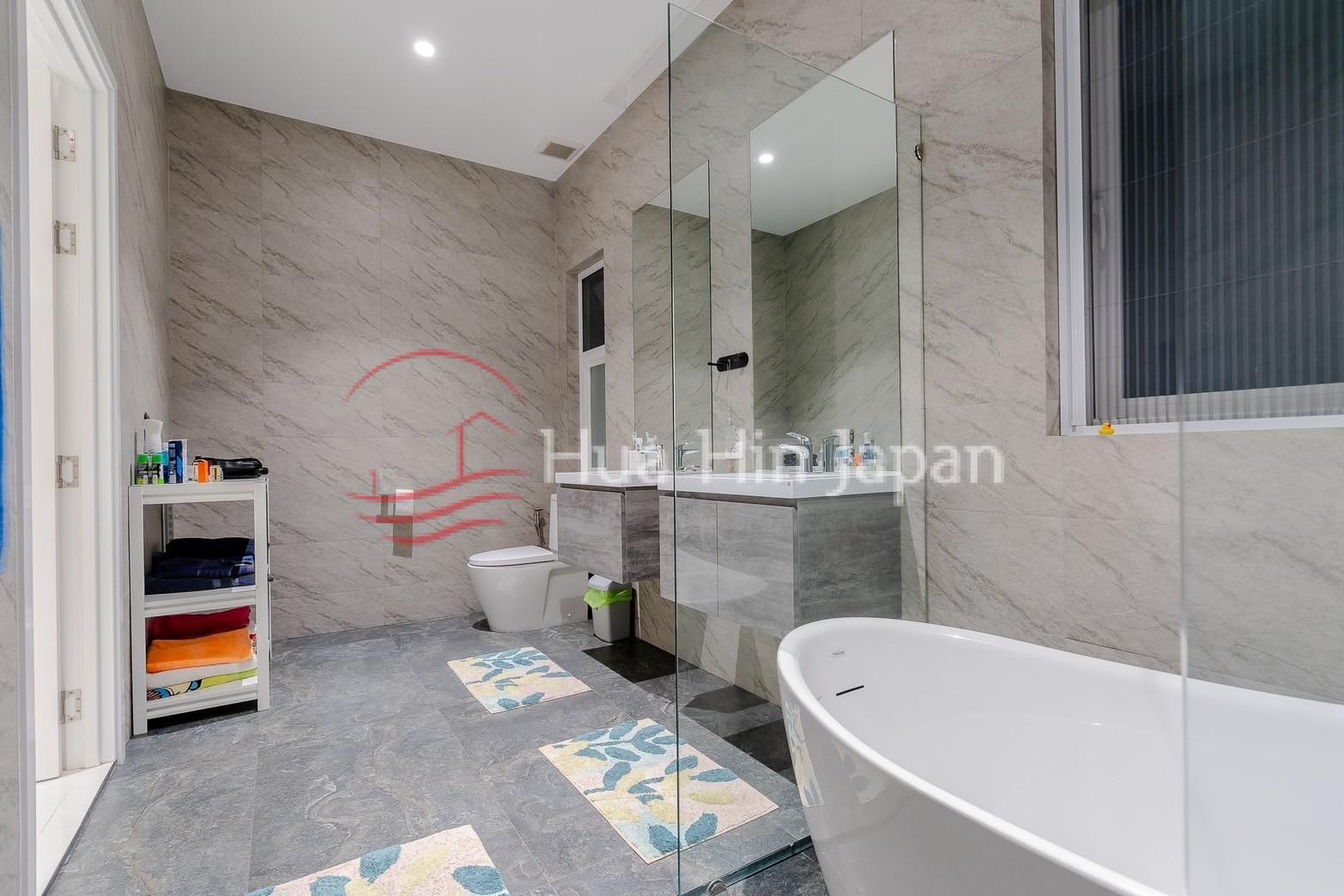 5 Bed 4 Bath Luxury Pool Villa washroom