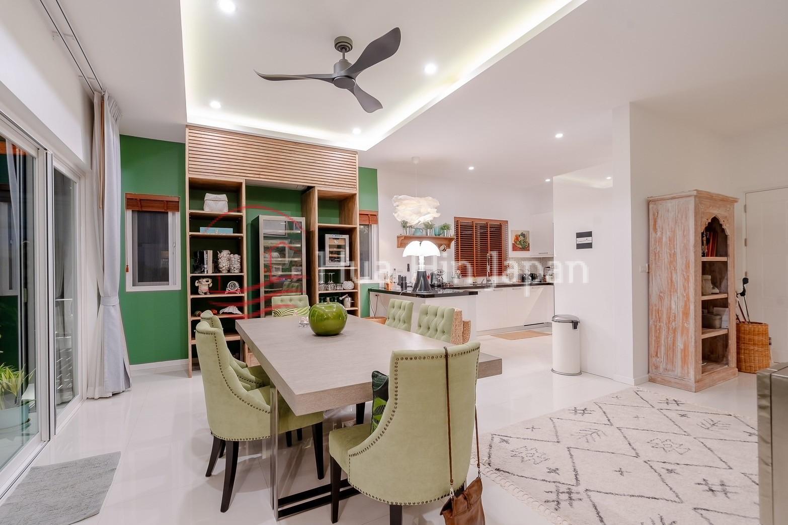 5 Bed 4 Bath Luxury Pool Villa drwing room