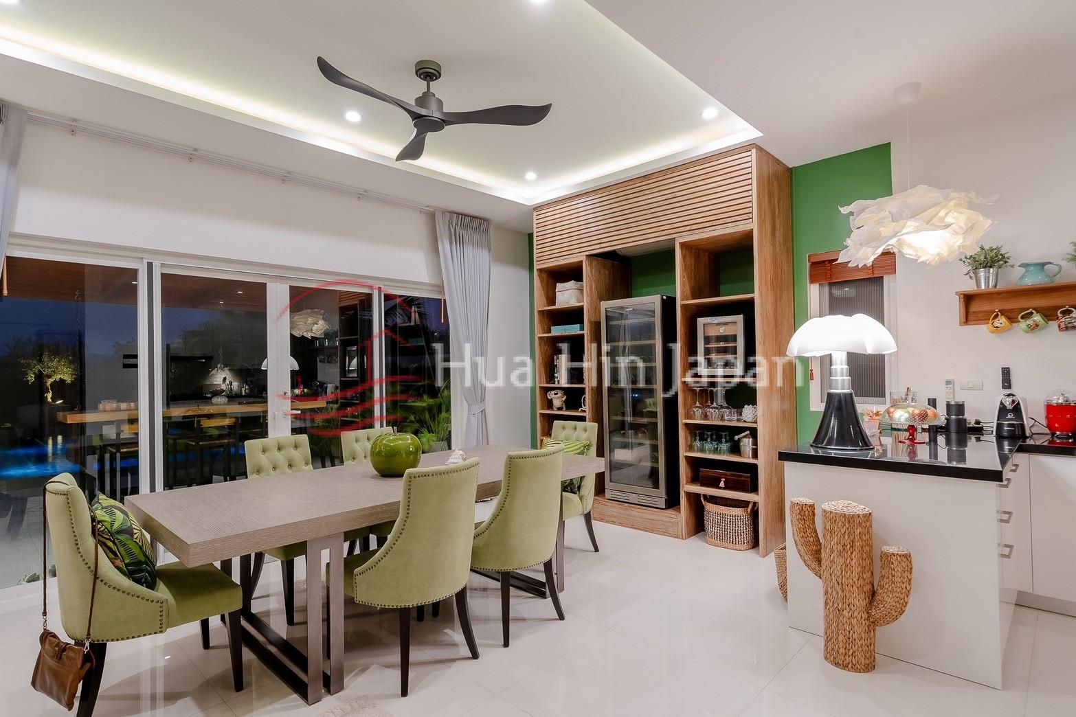 5 Bed 4 Bath Luxury Pool Villa drwing room