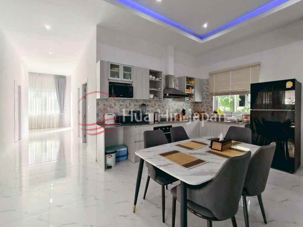 2 Bedroom House for Sale Between Hua Hin Soi 70 and 88, with Communal Pool - Hua Hin - photo 8