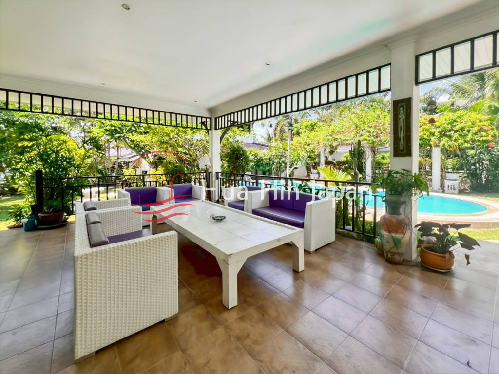 5 Bed 4 Bath Garden Estate out sitting space