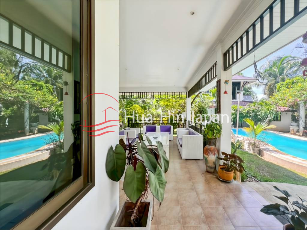 5 Bed 4 Bath Garden Estate out sitting space
