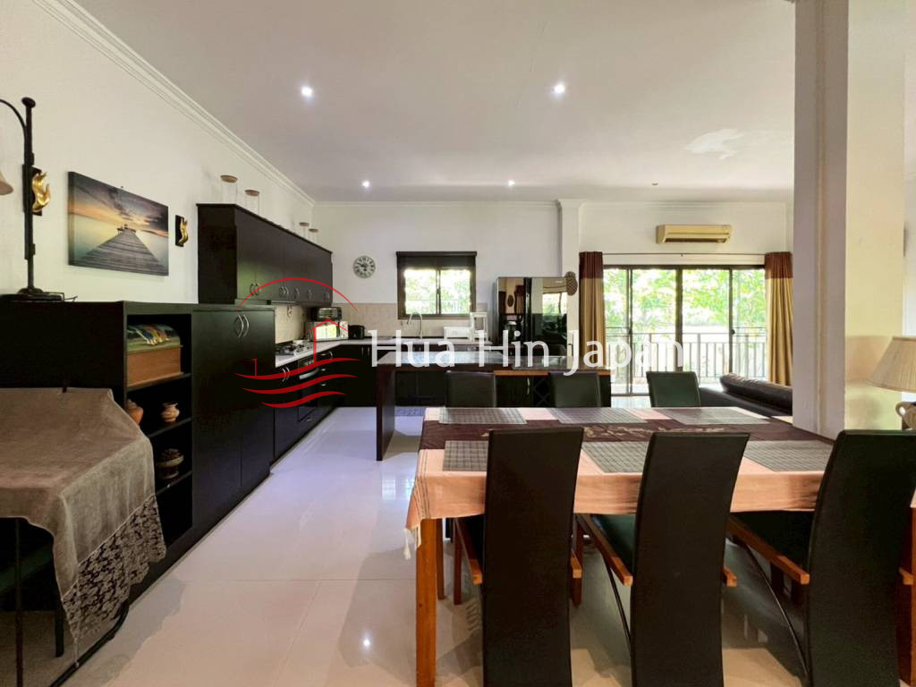5 Bed 4 Bath Garden Estate kitchen and dining area