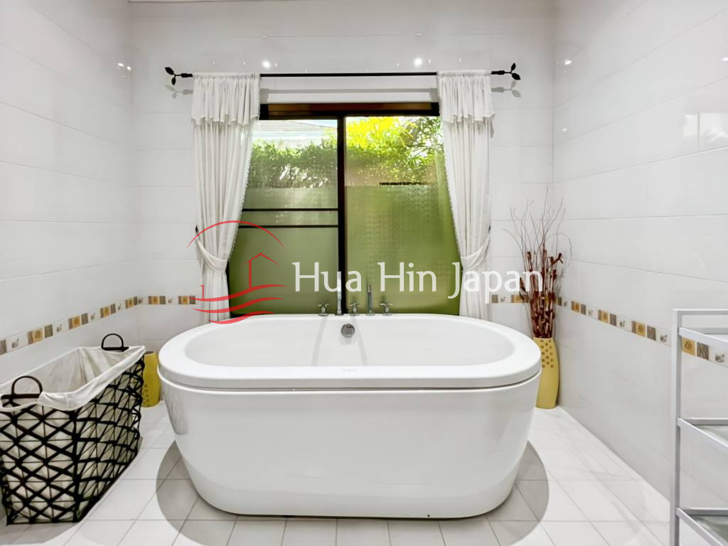 5 Bed 4 Bath Garden Estate bathtub