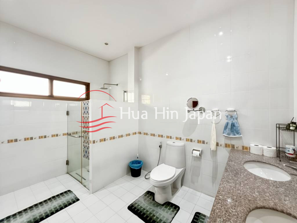 5 Bed 4 Bath Garden Estate bathroom