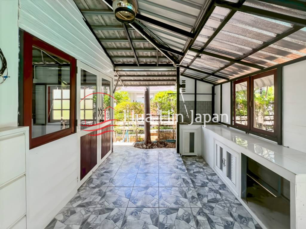 5 Bed 4 Bath Garden Estate