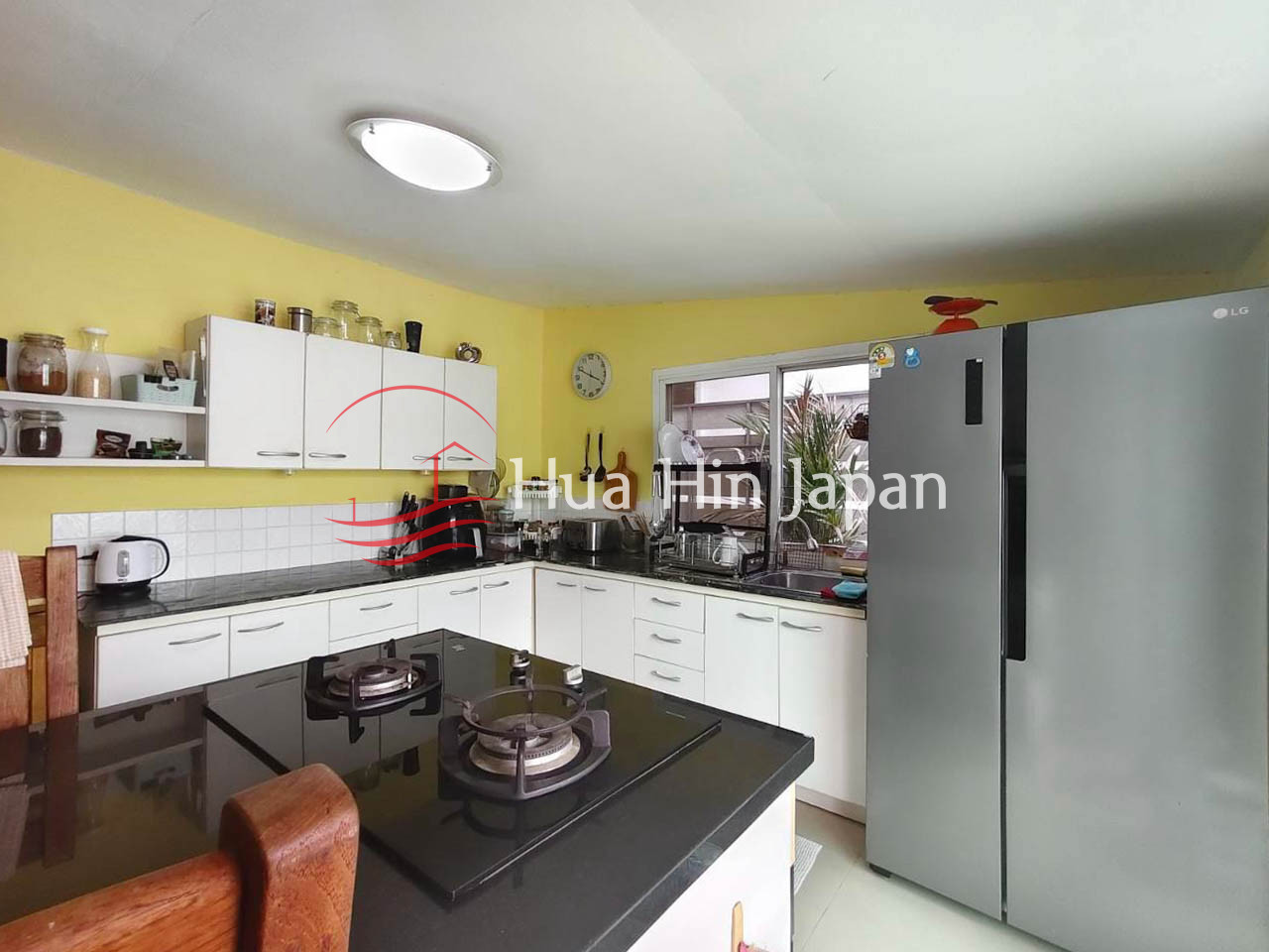 2 Bedrooms House kitchen