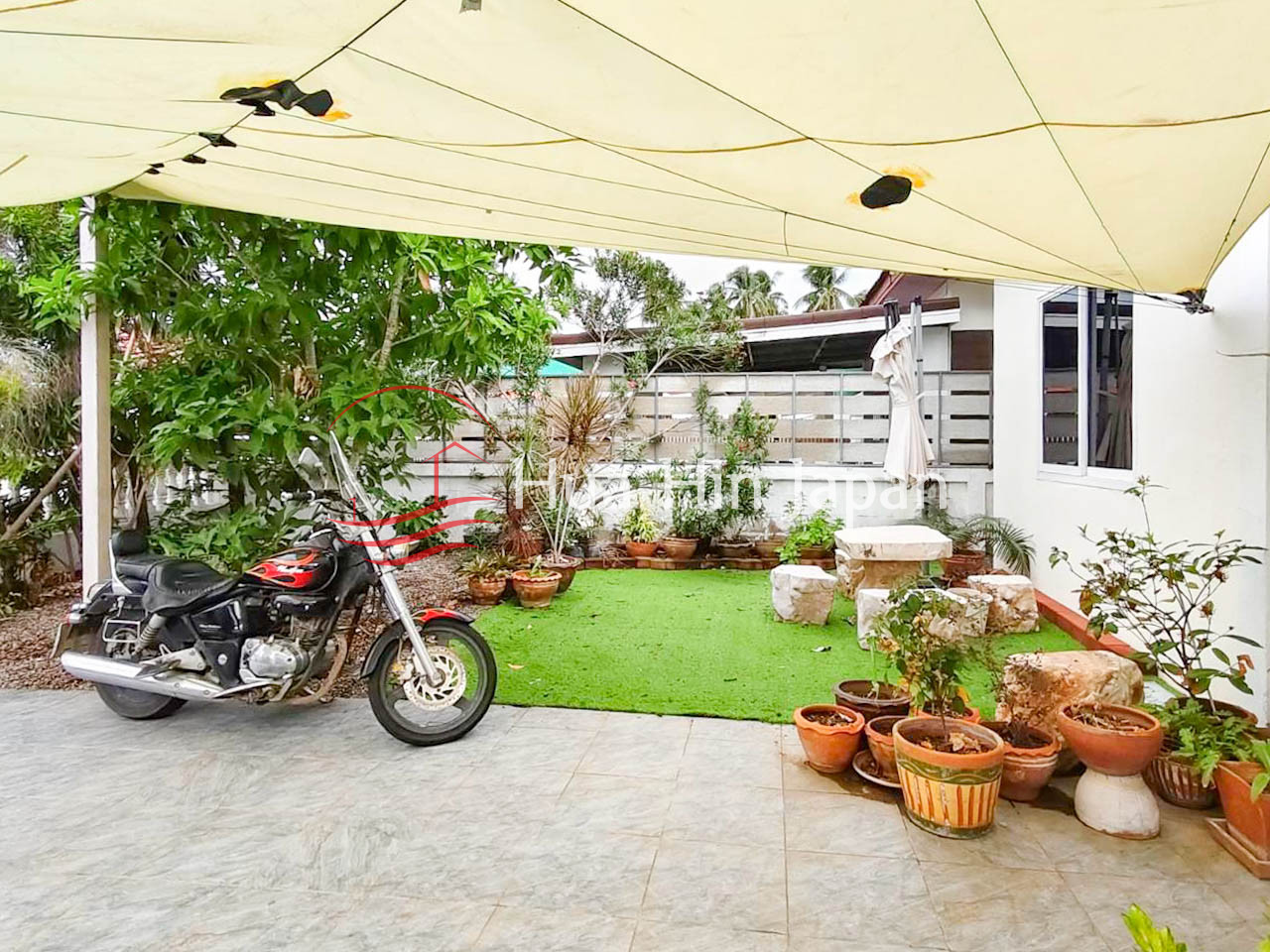 2 Bedrooms House front area