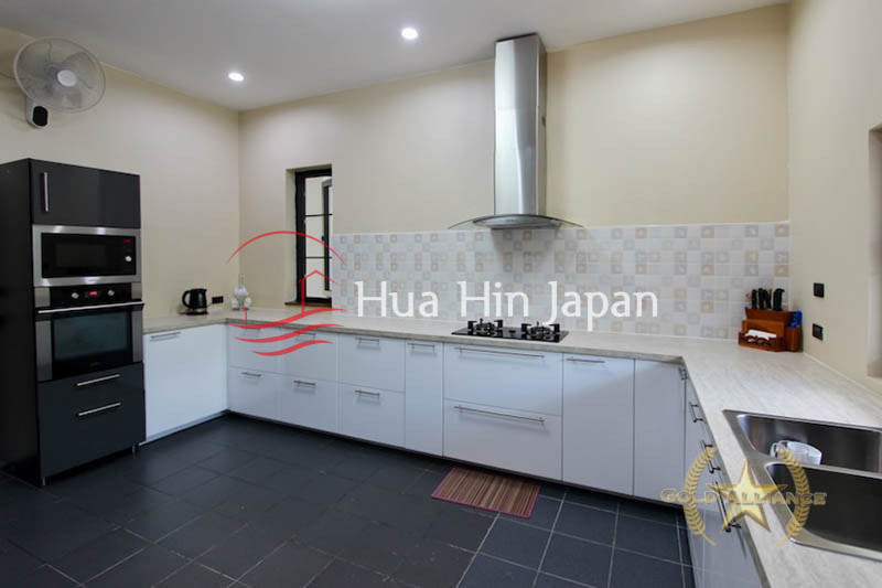 5 Bedroom Pool Villa Kitchen area
