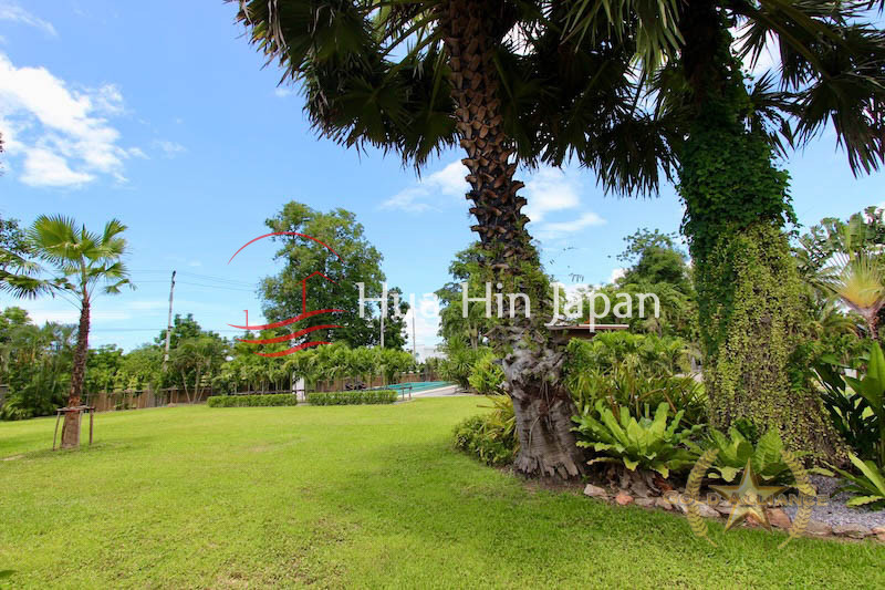 5 Bedroom Pool Villa out side garden area