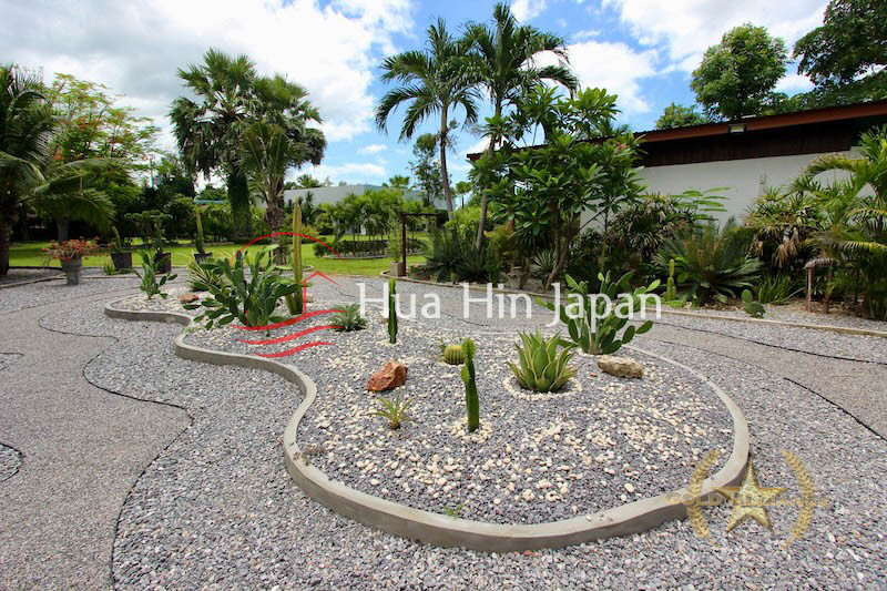 5 Bedroom Pool Villa out side garden area