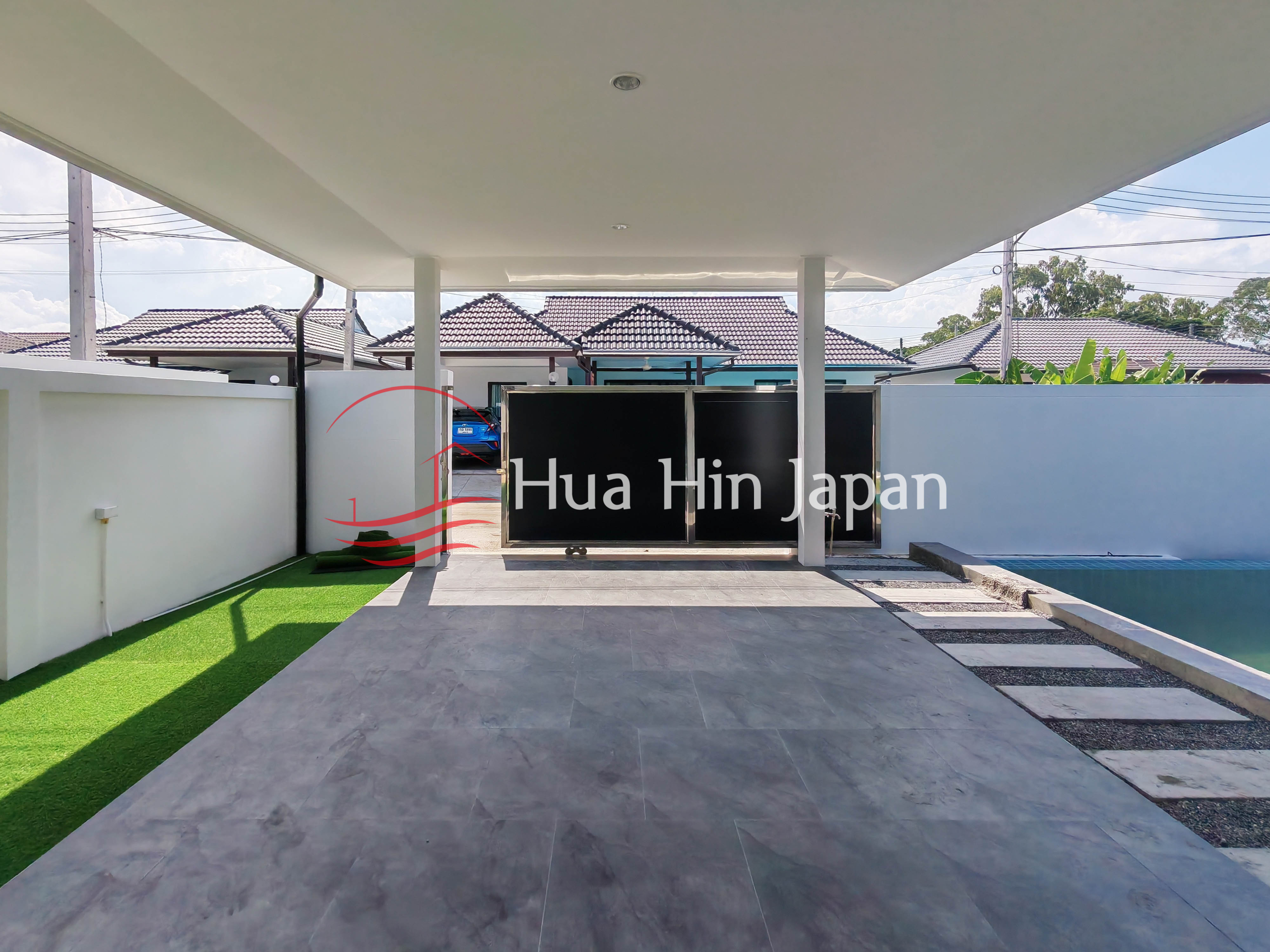 New 3 Bedroom pool Villa in Town Center Soi 102 swimming pool area and balcony