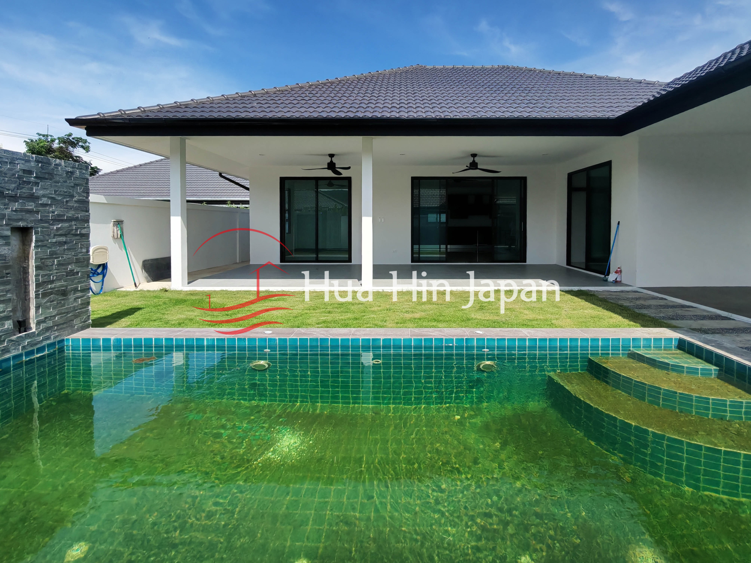 Location! New 3 Bedroom pool Villa in Town Center Soi 102
