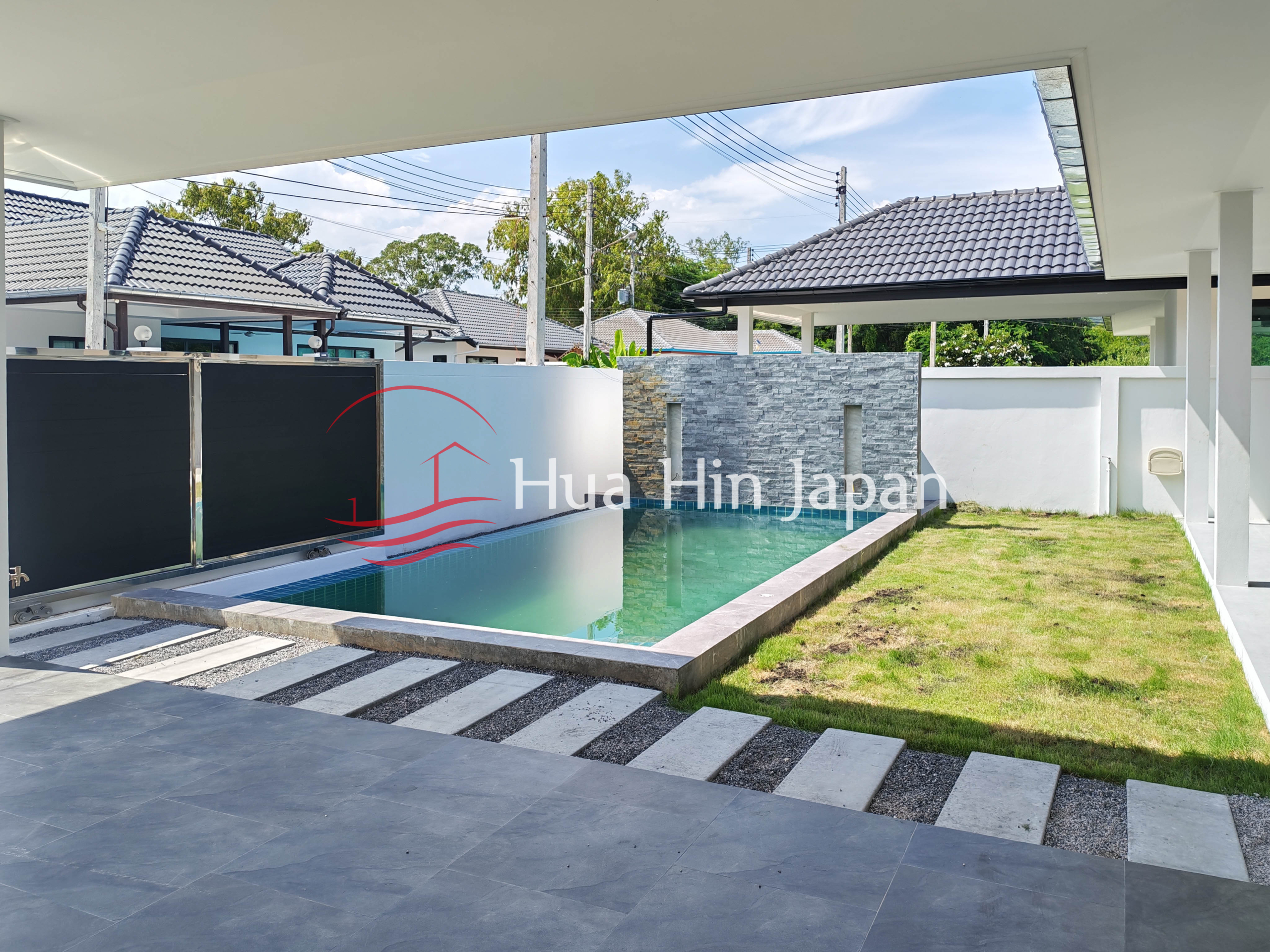 New 3 Bedroom pool Villa in Town Center Soi 102 swimming pool area and balcony