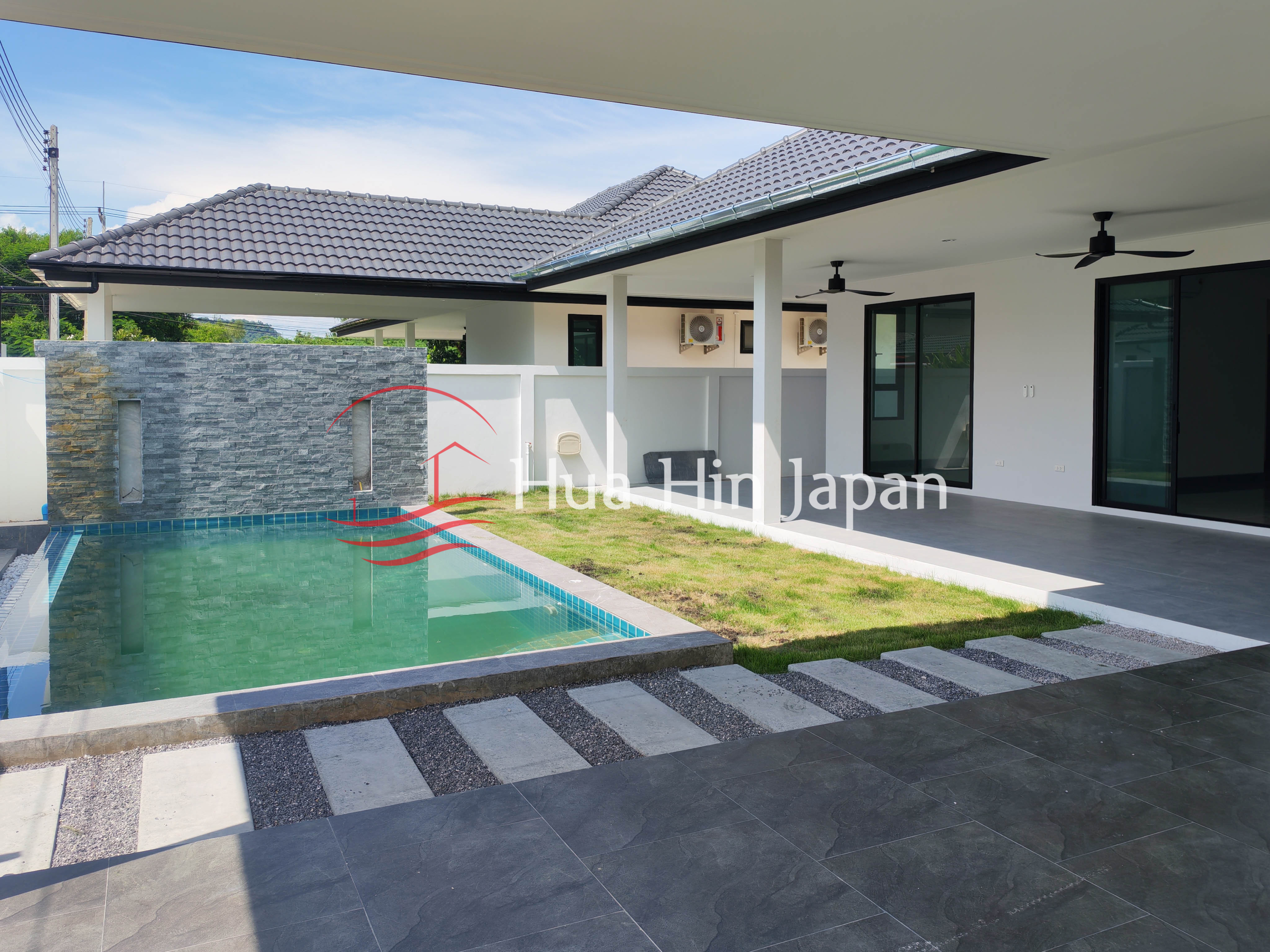 New 3 Bedroom pool Villa in Town Center Soi 102 swimming pool area and balcony